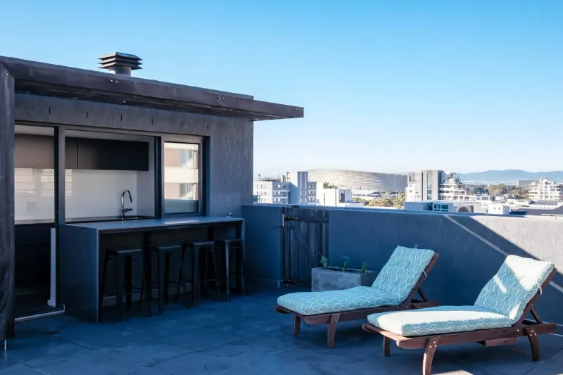Penthouse on S in Three Anchor Bay – photo 35