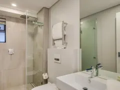 G on S Apartment in Three Anchor Bay – photo 6 thumbnail