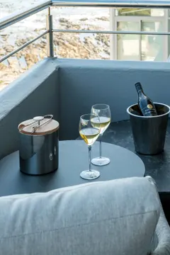 Skyshore Apartment in Mouille Point – photo 22 thumbnail