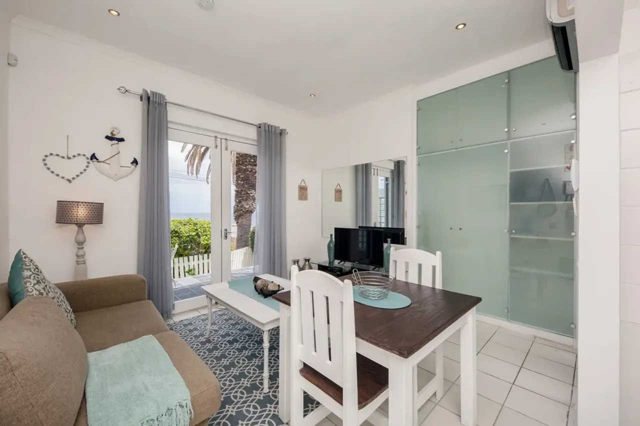 Indigo Bay - The Boat in Camps Bay