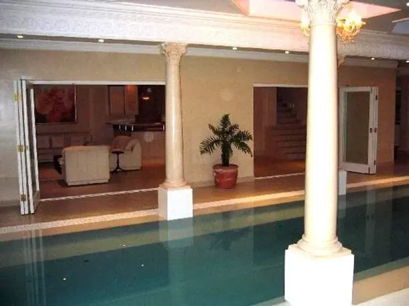 Camelot Villa in Glen Alpine – photo 4