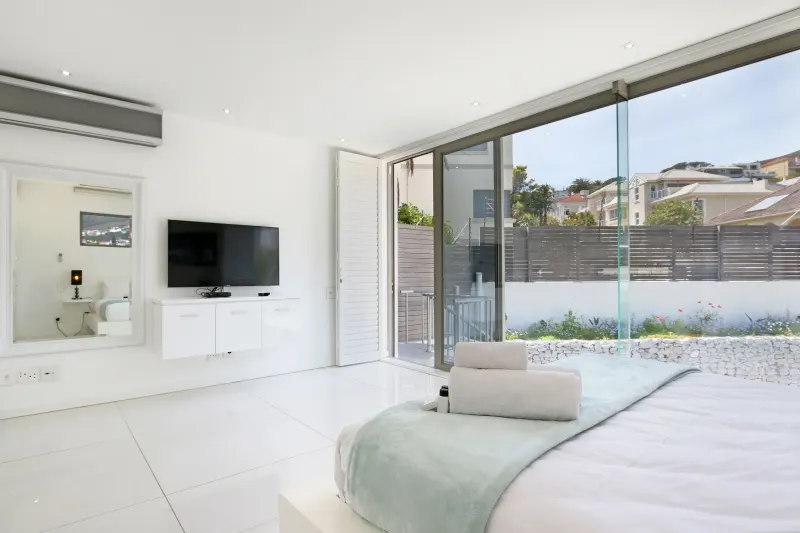 15 Views House in Camps Bay – photo 37