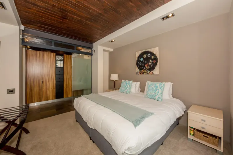 Rhine Stone in Sea point – photo 16