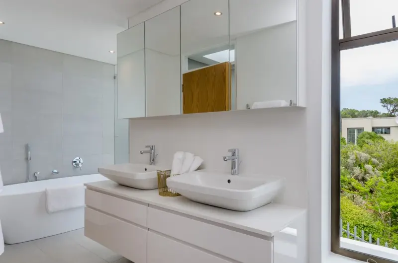 24 Geneva - 12 Bedroom Villa in Camps Bay – photo 99