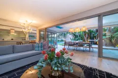 Amara Lincoln in Camps Bay – photo 13 thumbnail