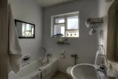Moses Beach Apartment in Clifton – photo 14 thumbnail