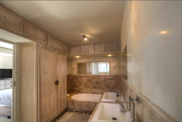 property_281240de-d8c1-45a3-8375-c8c230f2a655_0