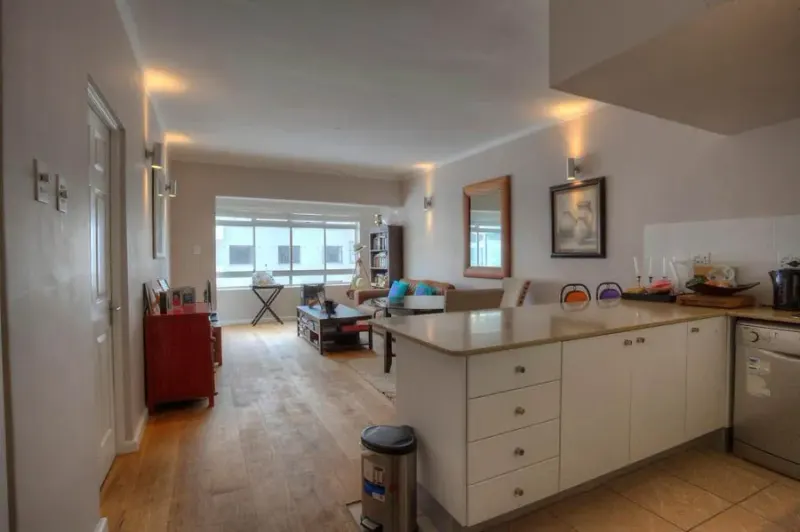 Beach Court Apartment in Sea Point – photo 6