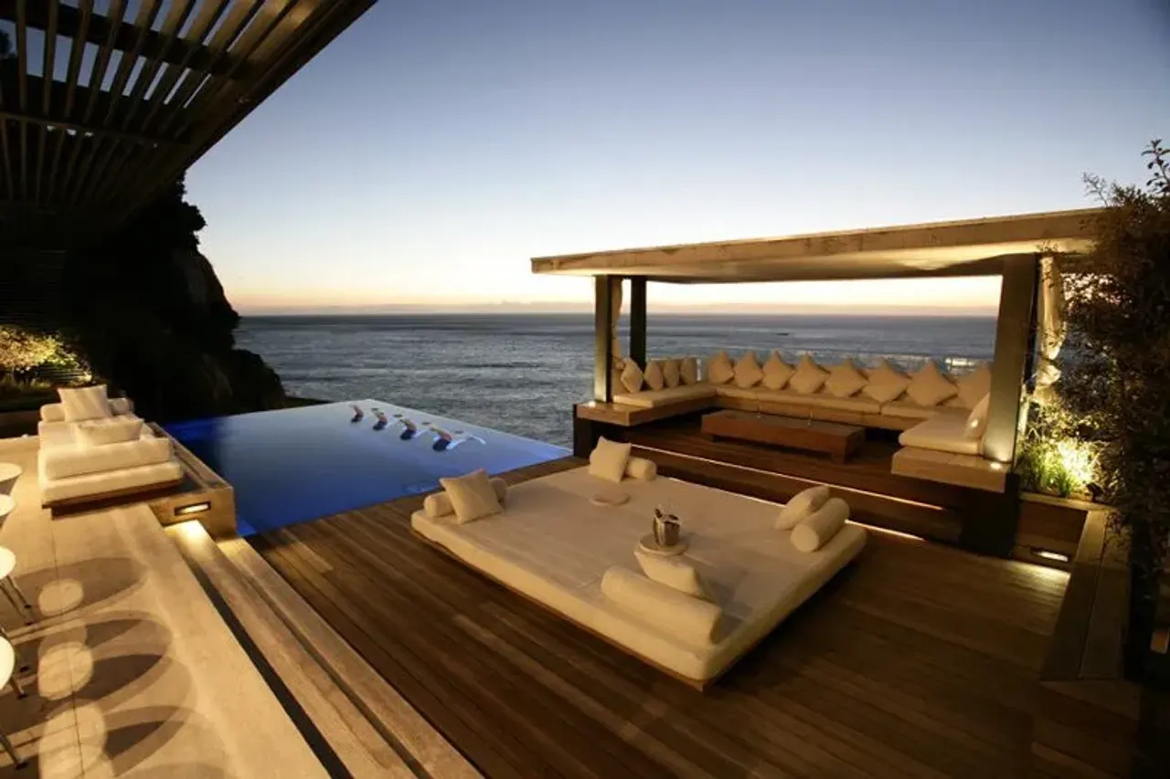 Mwanzoleo Villa in Bantry Bay