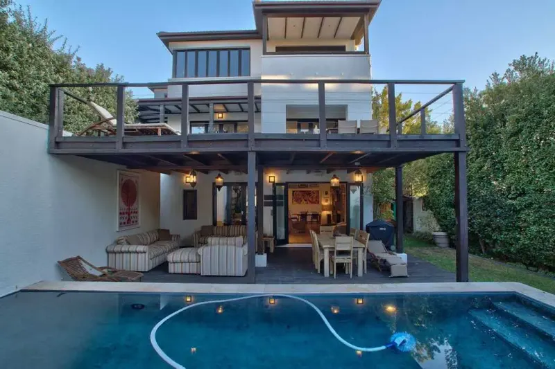 Villa Central Drive in Camps Bay – photo 1