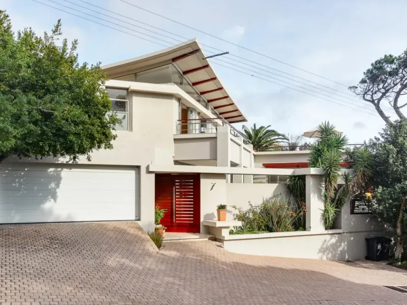 7 on 1st Crescent in Camps Bay – photo 1