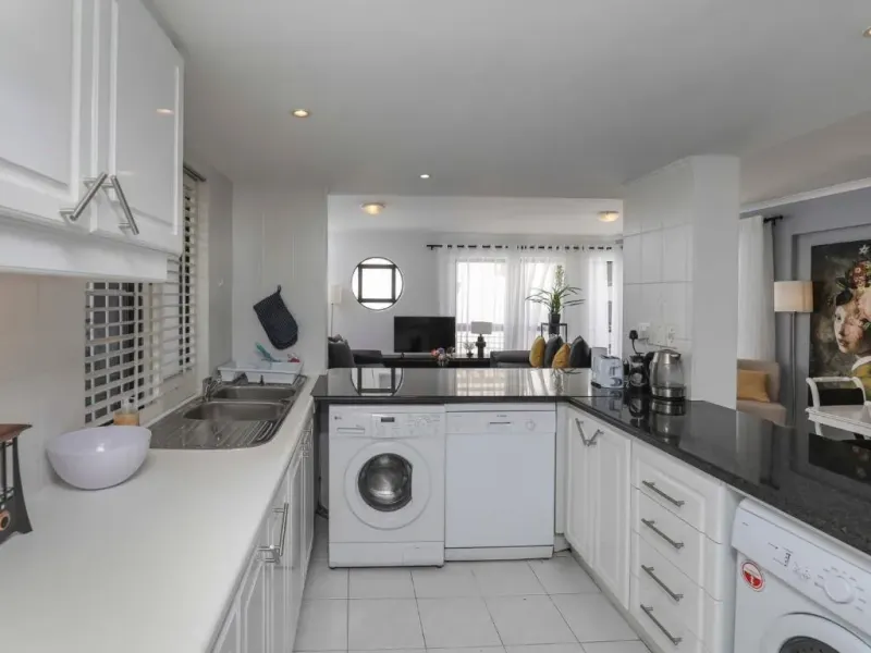 Sausalito Penthouse in Sea Point – photo 9