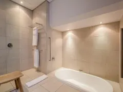 Loader Villa in Green Point – photo 4 thumbnail