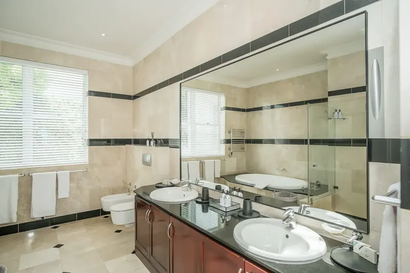 Ocean View Elegance in Bantry Bay – photo 22