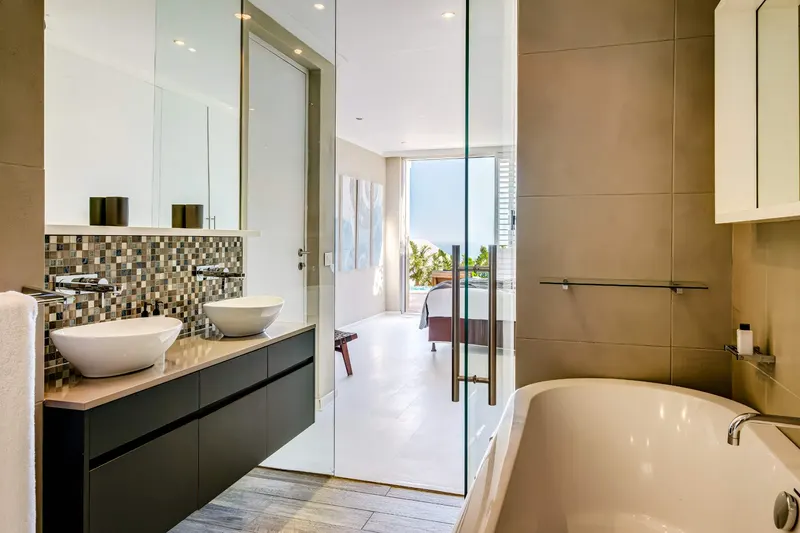 Calico in camps bay – photo 18