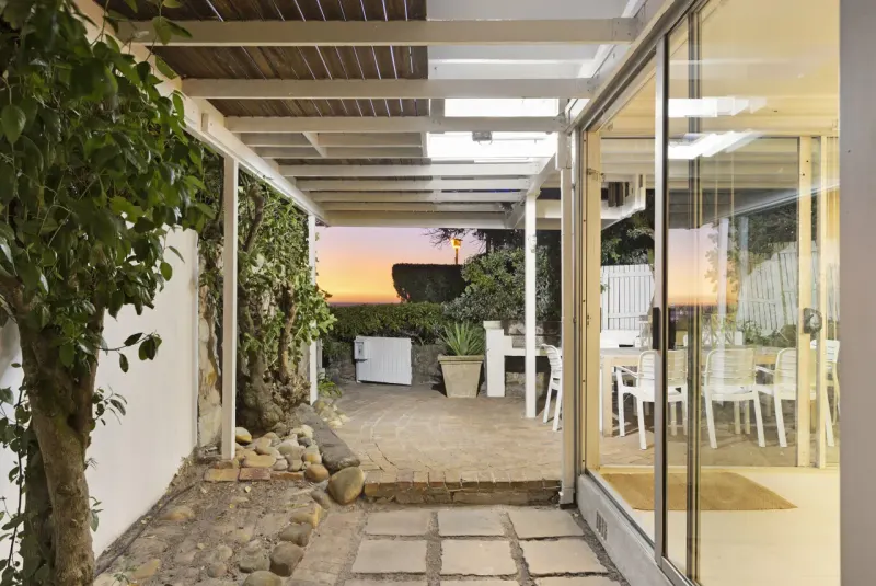 5 Glen Beach Bungalow in Camps Bay – photo 27