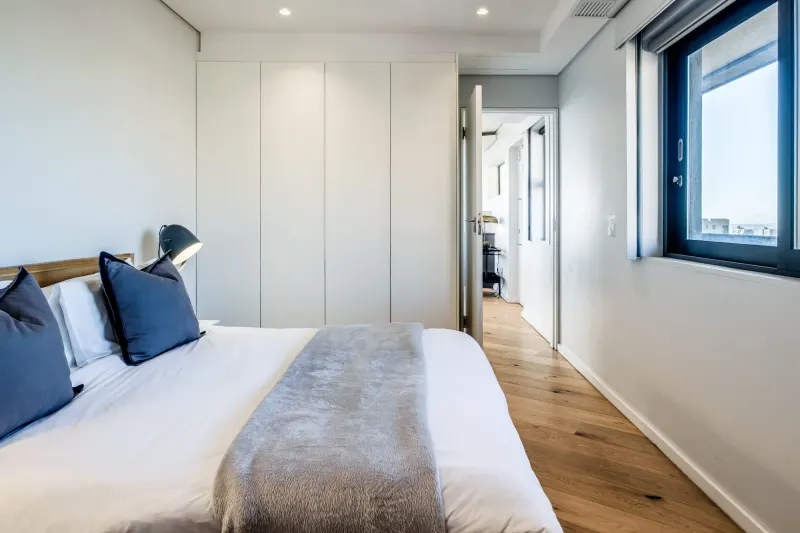 Penthouse on S in Three Anchor Bay – photo 17