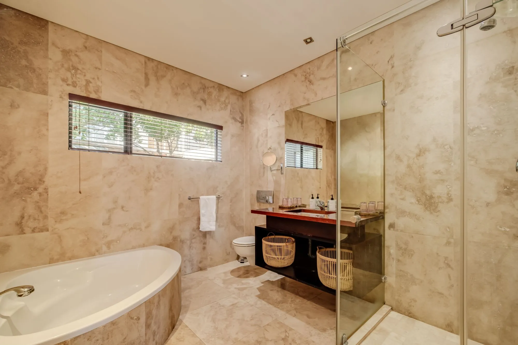 property_aa0a9d2d-e97e-4bba-9f1b-5fc76976450a_40
