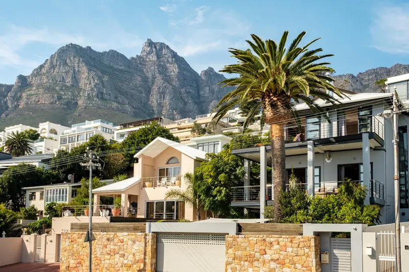 Central Escape in Camps Bay – photo 37