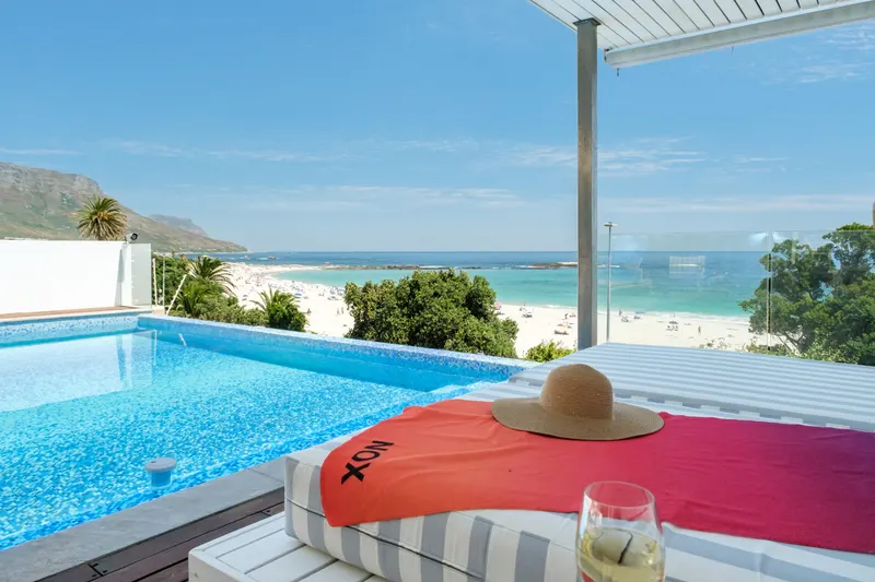 Villa Bleu Blanc in Camps Bay – photo 1