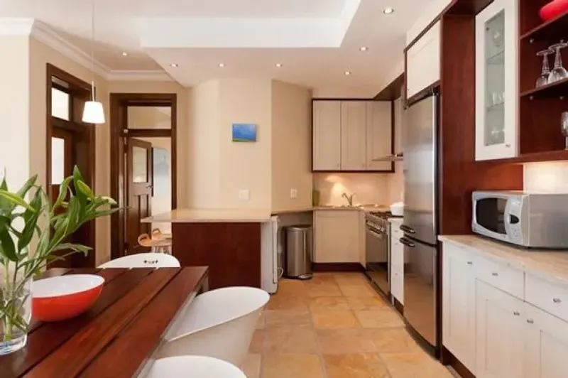Conway Court Apartment in Bantry Bay – photo 7