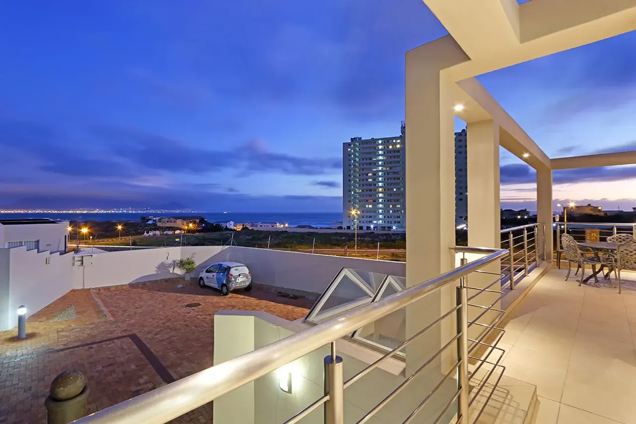 Bayview Villa in Bloubergstrand