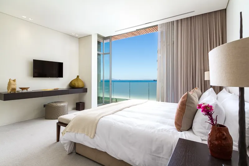 East West Penthouse in Mouille Point – photo 12