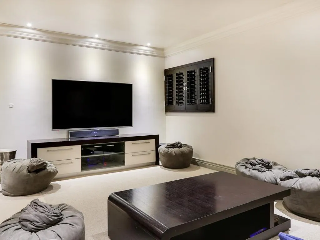 property_d038aa43-c9a4-43ed-9f8a-1330c840585c_13