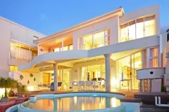 Bali Bay Beach and Mountain Retreat in Camps Bay – photo 1 thumbnail