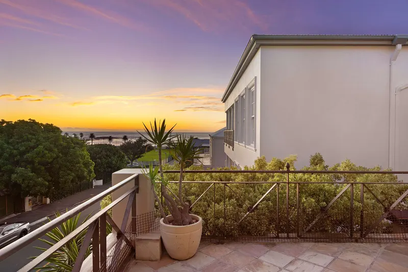 Beachy Villa in Camps Bay – photo 1