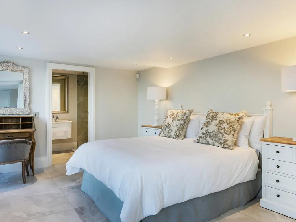 property_e5ae0da3-6293-404e-9ef7-b5d142e0462e_18