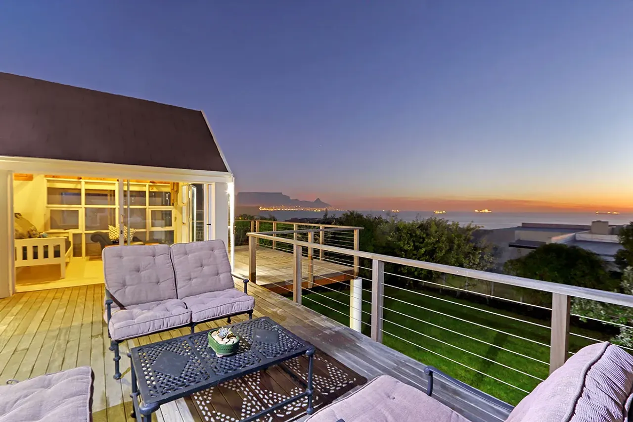 Gull Road Villa in Bloubergstrand