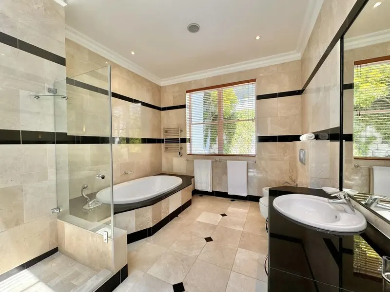 Ocean View Elegance in Bantry Bay – photo 23