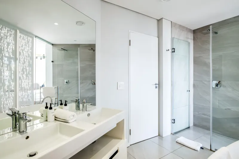 Penthouse on S in Three Anchor Bay – photo 16