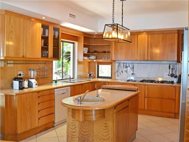 property_fe342d20-dca5-4616-bb9d-2b9a4f85e3c0_28